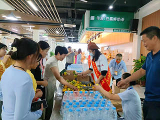 程玉梅副校長在新校區食堂檢查指...